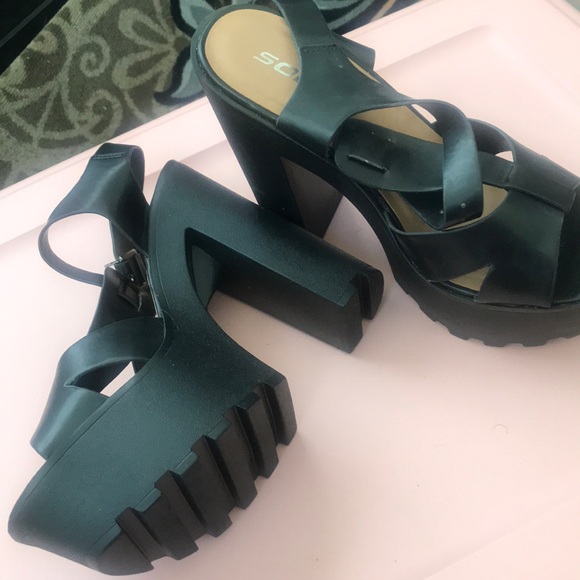 Black platform heels. - Picture 2 of 3